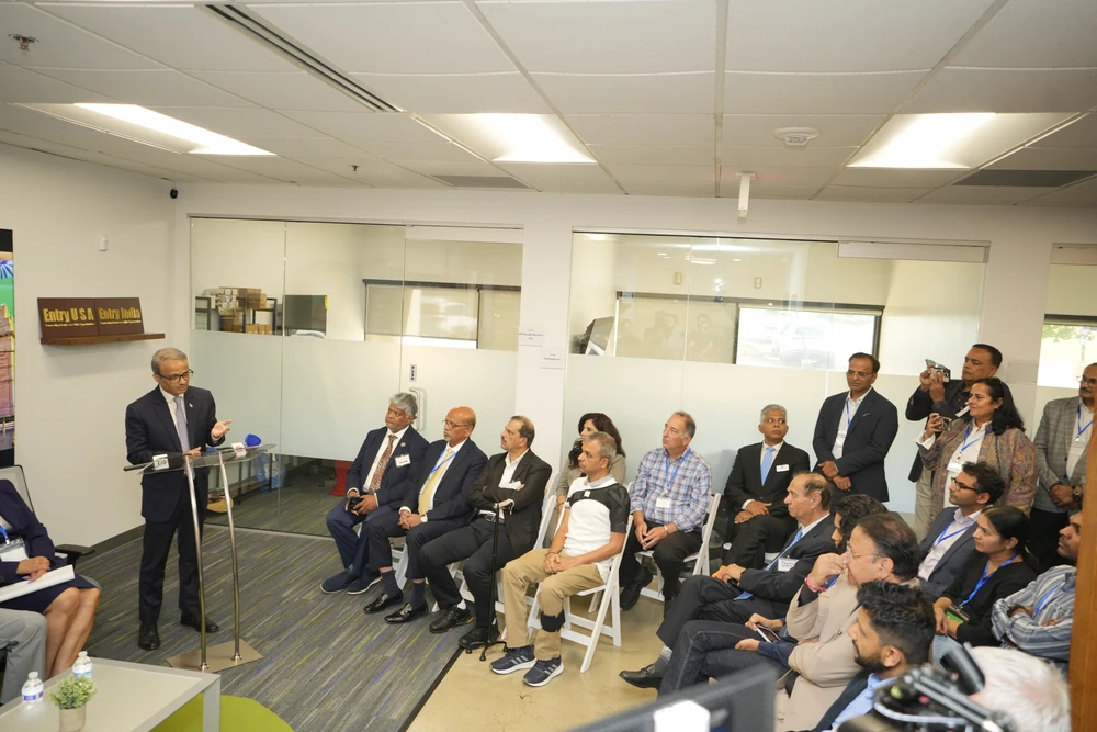 The Consul General addresses the gathering